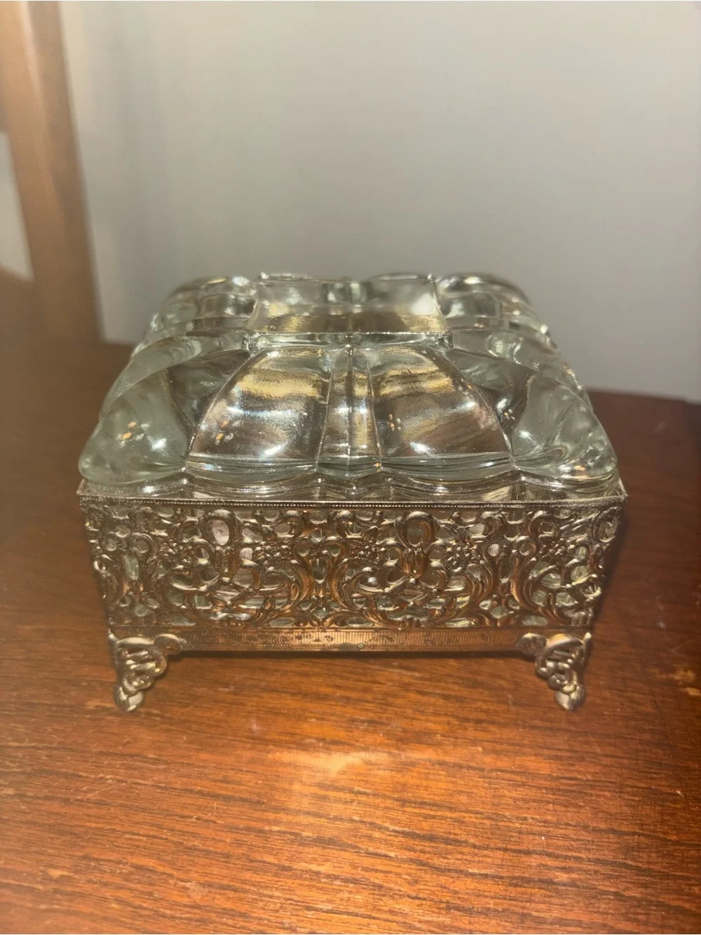VINTAGE HOLLYWOOD REGENCY GLASS & GOLD FILIGREE FOOTED JEWELRY/TRINKET BOX